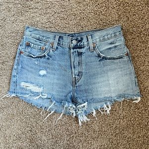 Levi’s 501 women button fly denim shorts. Excellent use condition. Size 27 (4)
